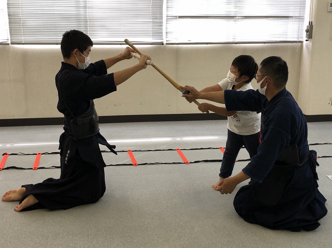 剣道体験を楽しむ参加者の写真